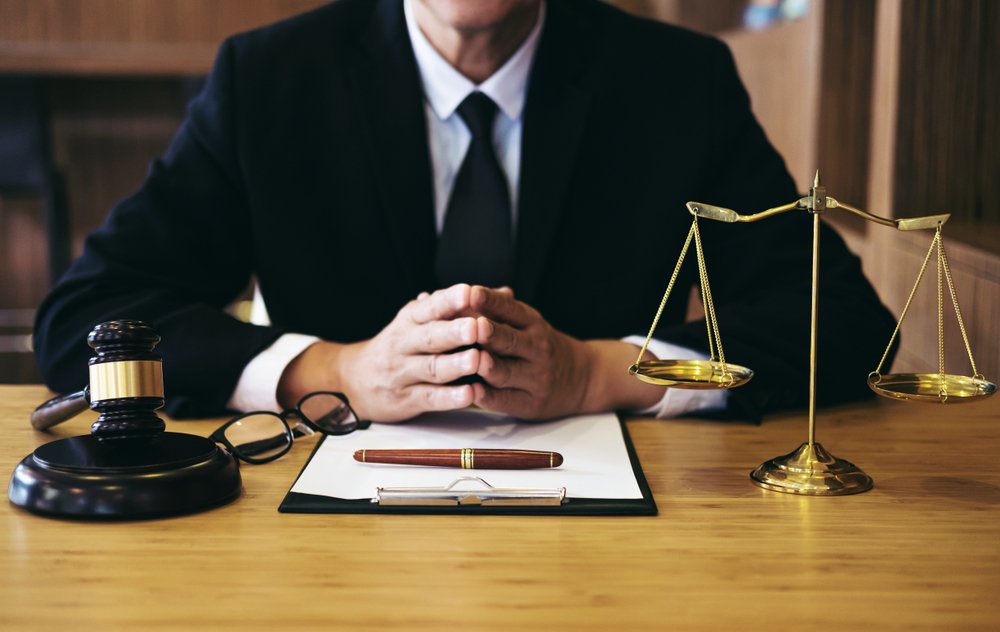 lawyer-prepares-for-meeting